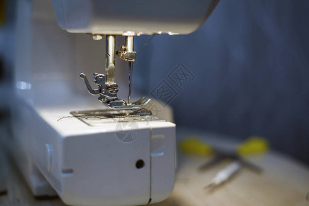 缝纫机针的特写细节针线活的概念背景图片