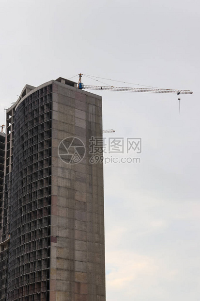 建筑起重机和在建房屋图片