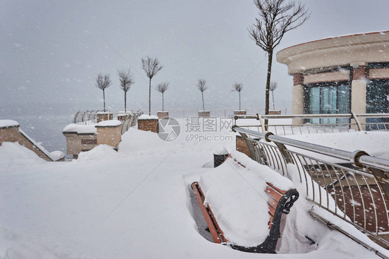 冬天雪地公园里的长凳图片