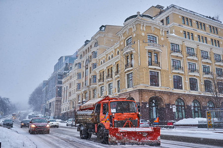 在大雪降后在城市内清理图片