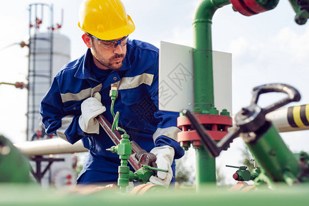 石油和天然气行业工人图片