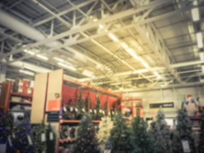 复古色调模糊了美国德克萨斯州五金店人造圣诞树多色灯的广泛选择图片