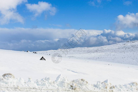 雪盖山顶在Langjokull冰川的山顶在黄金圆形的I图片