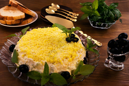 冷开胃菜鸡蛋黄蛋黄酱奶酪和螃蟹肉巴西尔叶烤面包盘图片