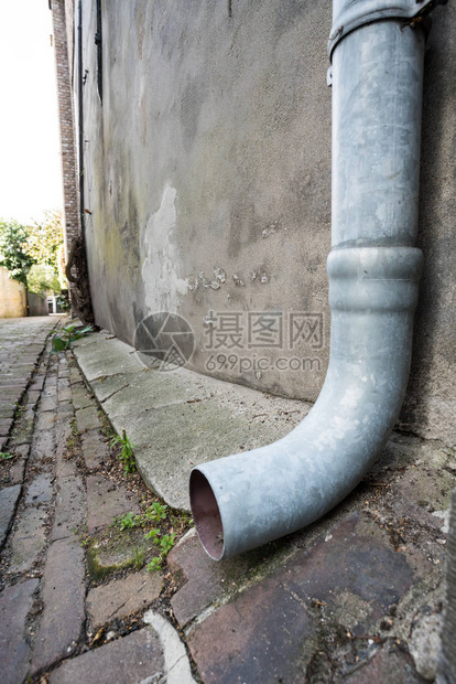 在墙上从屋顶挂一根雨水管图片