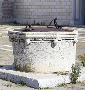 威尼斯岛上收集雨水的老井图片