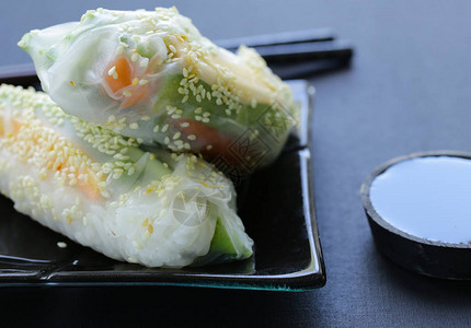 亚洲食品春卷蔬菜和鱼图片