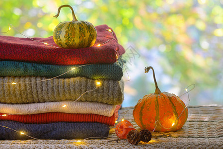 秋天堆温暖的针织毛衣图片