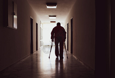 医院走廊里的残疾人图片