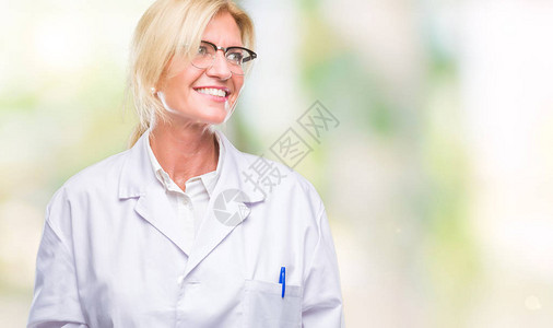 中年金发女治疗师穿白色大衣图片