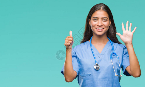 年轻的阿拉伯医生外科医生女人在与世隔绝的背景下展示并用六号手指向上方图片
