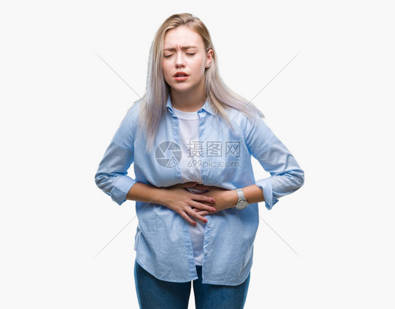 身处孤立背景的金发年轻女子因消化不良而胃疼图片