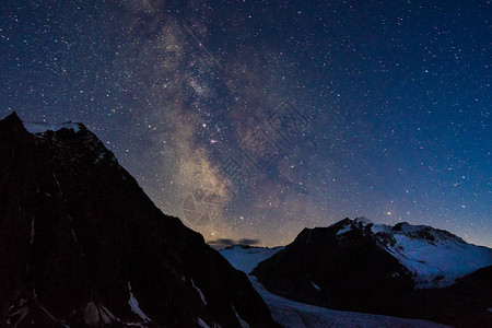山景中极端跋涉的星夜图片