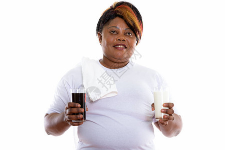 工作室拍摄的一张照片快乐的非洲胖黑女人微笑和思考同时握着一杯苏图片