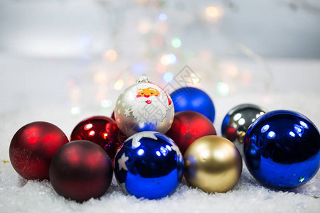 雪地里的圣诞球背景图片