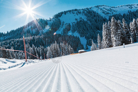 奥地利的山脉和滑雪场景观图片