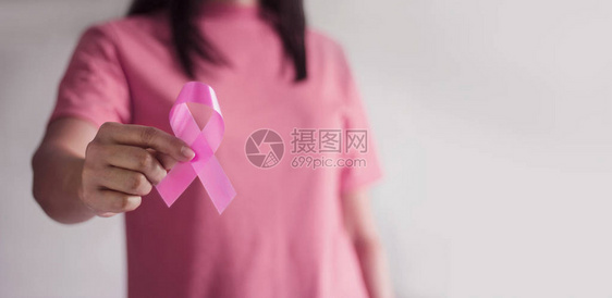 乳腺癌意识概念保健和医疗拿着粉红丝带意识符号的妇女的手子宫内膜异位症图片