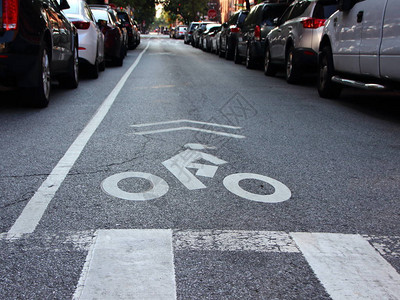 纽约曼哈顿城市公路上单一无保护的自行车赛员名单巷图片