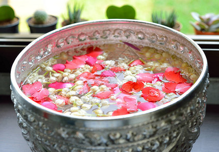 银碗里的茉莉花和玫瑰在泰国图片