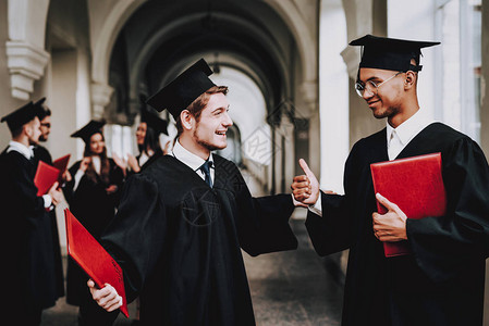 同学伙计们地幔大学愉快庆典幸福智力文凭大学毕业快乐的好心情大学帽校园建筑学背景图片