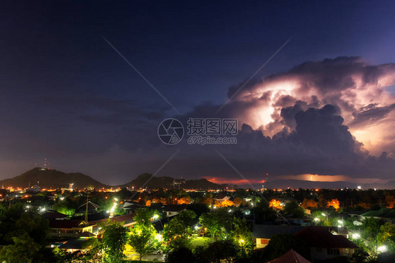 深夜城市的云中闪耀着美丽的暴风雨图片