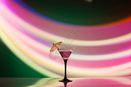 俱乐部光背景的彩色鸡尾酒派对俱乐部娱图片