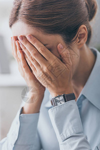 紧张的成年女商人亲手面部图片