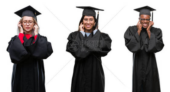 一群穿着大学毕业制服的年轻学生在孤立的背景下用手指捂住耳朵图片