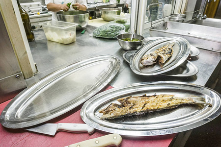 餐厅厨房银盘上现烤的金鱼图片