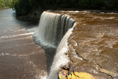 密歇根州东部上的Tahquamenon瀑布图片
