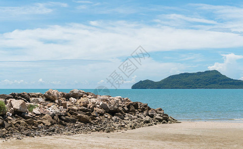 沙滩和海滨或清蓝天空绿树山或丘在泰国首都PrachuapKhiriKh图片