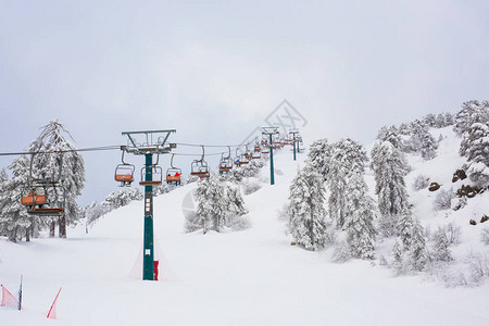 上山的塞浦路斯Ski电梯和电缆汽车将滑雪图片