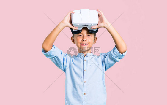 小孩子用VR眼镜戴图片