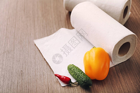 厨房桌子上有蔬菜的纸巾卷图片