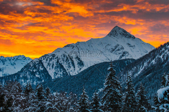 日出时分齐勒塔尔山谷的山脉奥图片