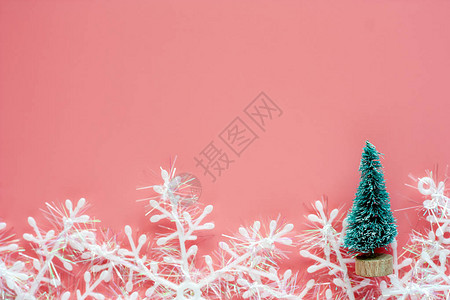 圣诞节日和节假日概念中带有雪花装饰品和粉红色背景的红底装图片