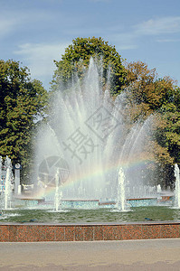 公园里的喷泉和彩虹图片