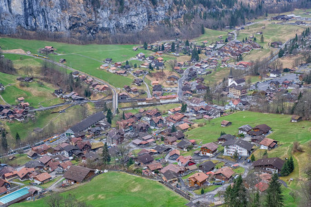 瑞士山景中Grindelwald美丽村庄图片