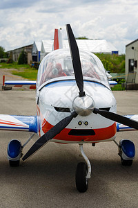 小型飞机站在大机背景图片