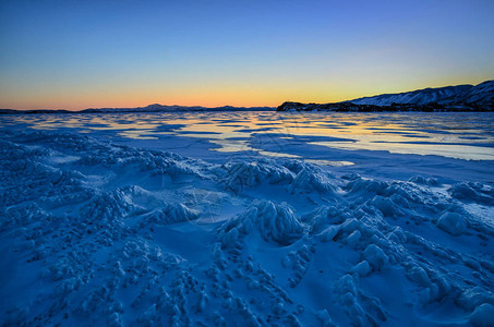 贝加尔湖山上冰面和升起的阿玛图片