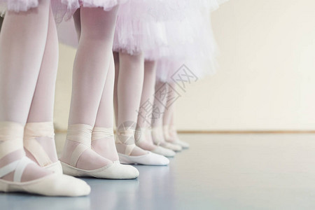 小芭蕾舞者的腿站在第五位图片