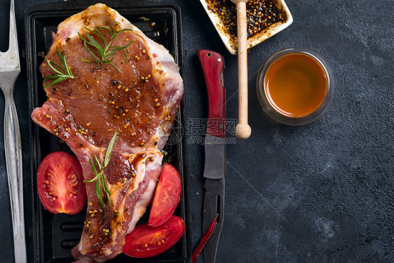 在烤盘上用香料蜂蜜和番茄腌制生羊排图片