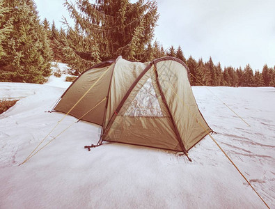 在严冬条件下的浅绿色帐篷山上满是积雪覆盖的风图片