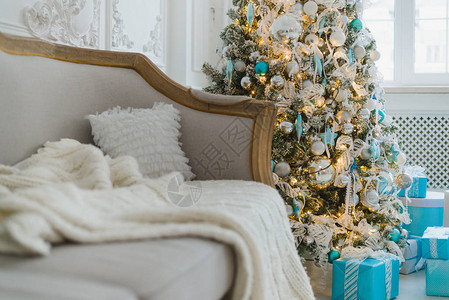 室内客厅和假日家庭装饰概念中的圣诞节或新年装饰图片