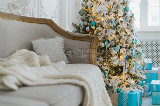 室内客厅和假日家庭装饰概念中的圣诞节或新年装饰图片