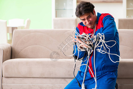 有缠结的电缆的电工承包商图片