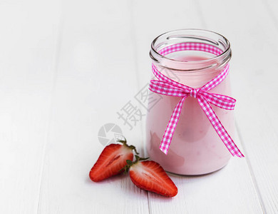 加草莓酸奶放图片