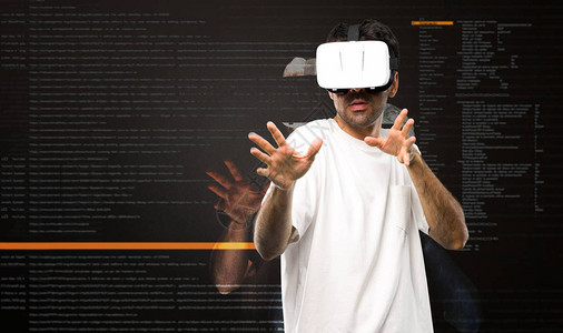 man使用VR眼镜来触摸虚拟现实图片