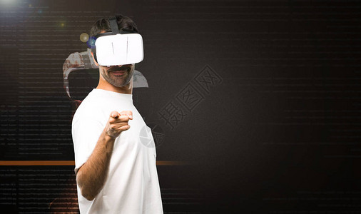 使用VR眼镜在虚拟现实模式中图片