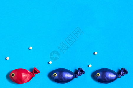由多彩气球制成的有趣的鱼图片